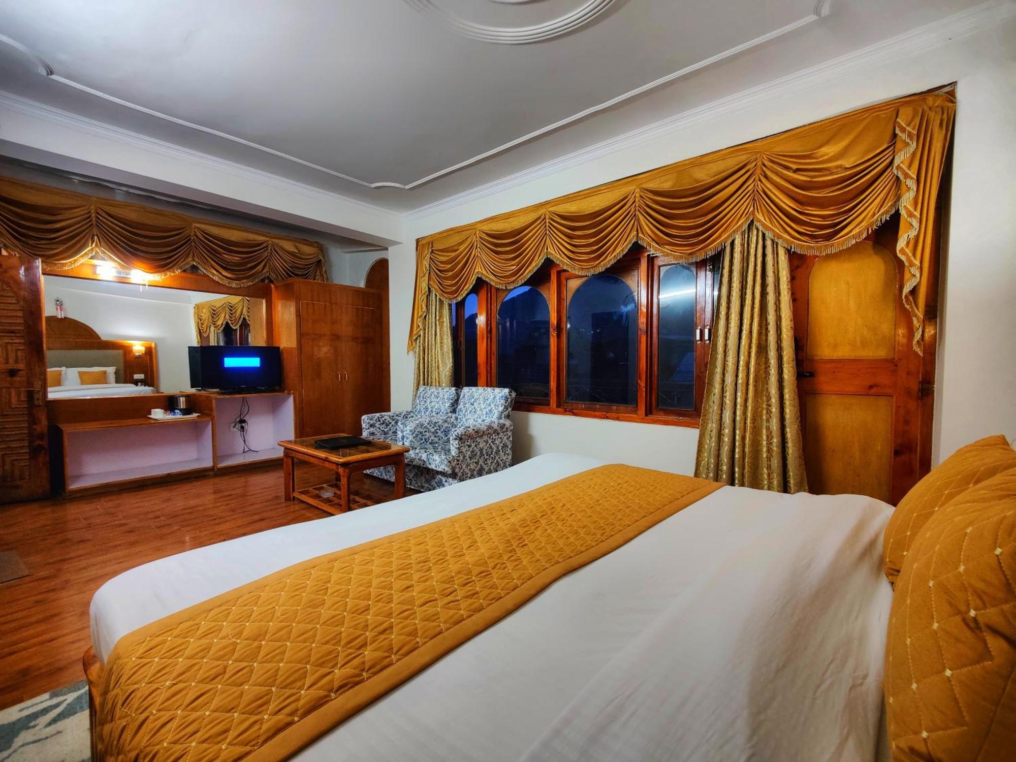 Surya International Hotel Manali Near Mall Road Exterior photo